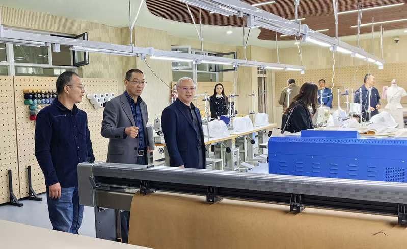 参观服装实训室
